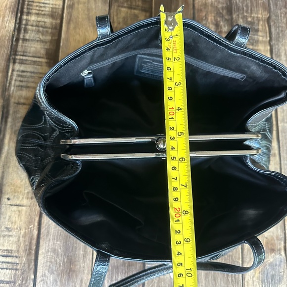Black patent leather Coach shoulder bag - Picture 11 of 13